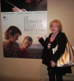 02_Lucie_et_affiche_Le_dernier_coup_de_marteau